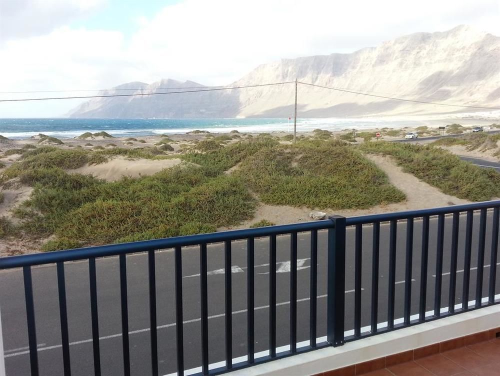 파마라 Red Star Surf & Yoga Camp Lanzarote 호스텔 외부 사진